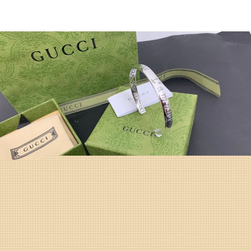 G*u*i bracelets